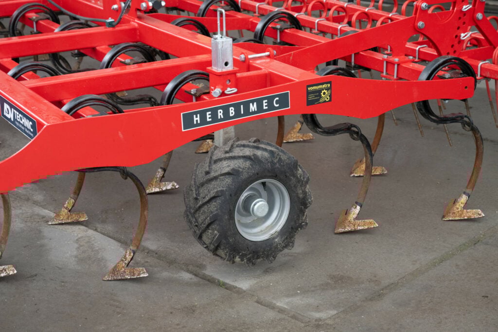 De Herbimec-schoffelcultivator beschikt over lichte cultivatortanden met een versterkingsveer om meer weerstand te bieden. Alle tanden staan op gelijke afstand.