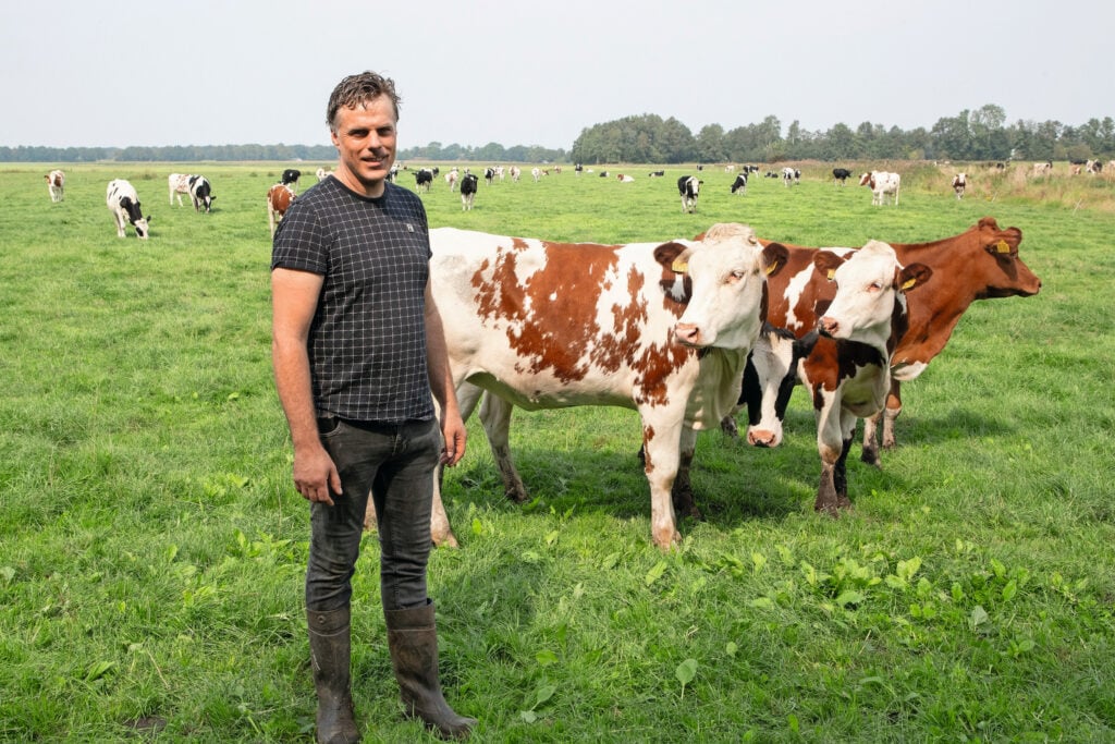Paul van de Ven (43) heeft samen met zijn vrouw Sanne (44) een melkveebedrijf. Paul en Sanne doen samen het werk en hebben er losse hulp bij. Er zijn drie melkrobots van DeLaval. De biologische melk gaat naar CZ Rouveen. Foto: Hans Banus