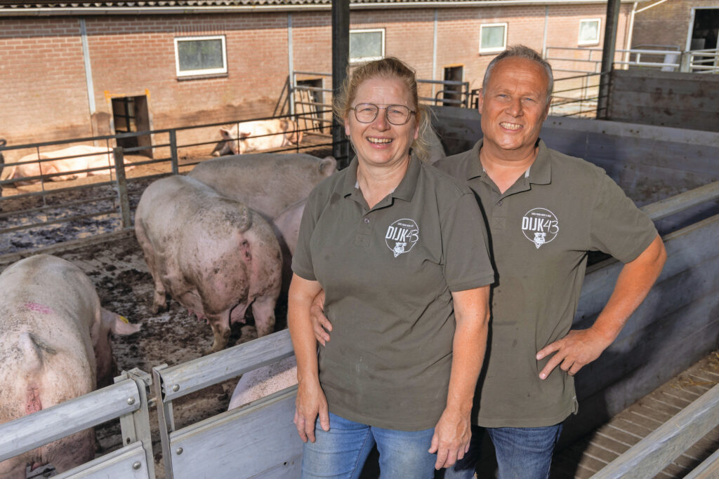 Tonnie (56) en Wilma (51) Veldhuis runnen in het Gelderse Klarenbeek een veelzijdig varkensbedrijf met meerdere takken. Bedrijfsnaam Dijk43 is een verwijzing naar hun adres aan de Krommedijk. Foto: Koos Groenewold