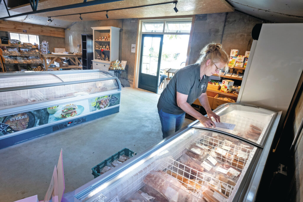 De boerderijwinkel is ruim opgezet. De ondernemers verkopen er niet alleen hun eigen varkensvlees. Klanten kunnen er terecht voor diverse andere streekproducten. Foto: Koos Groenewold
