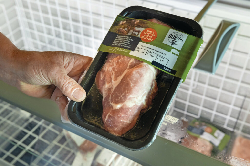 Een schouderkarbonade van 338 gram kost € 4,92. De ondernemers verkopen meer dan de helft van hun dieren in eigen beheer. Tonnie Veldhuis is blij dat hij een eerlijke en realistische prijs kan vragen voor zijn producten. Als ondernemer zit hij zelf aan het stuur. “Voorheen kregen we een afrekening, nu versturen we zelf de facturen.” Foto: Koos Groenewold