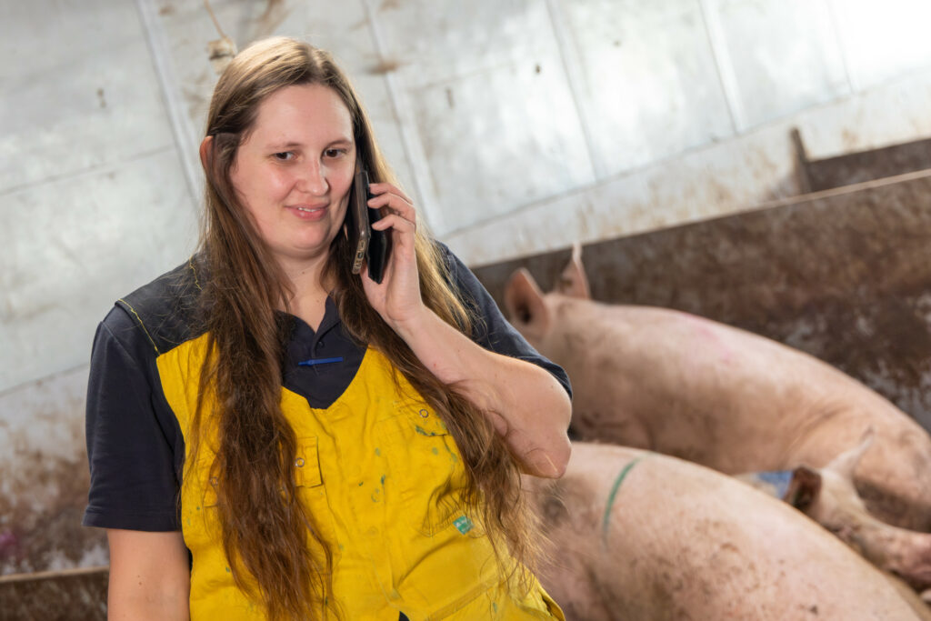Fokgelten uitzoeken is mooi werk, vindt Rianne. Als ze later van afnemers te horen krijgt dat de bedrijfsresultaten verbeteren dankzij hun SPF-dieren, dan geeft haar dat veel voldoening.
