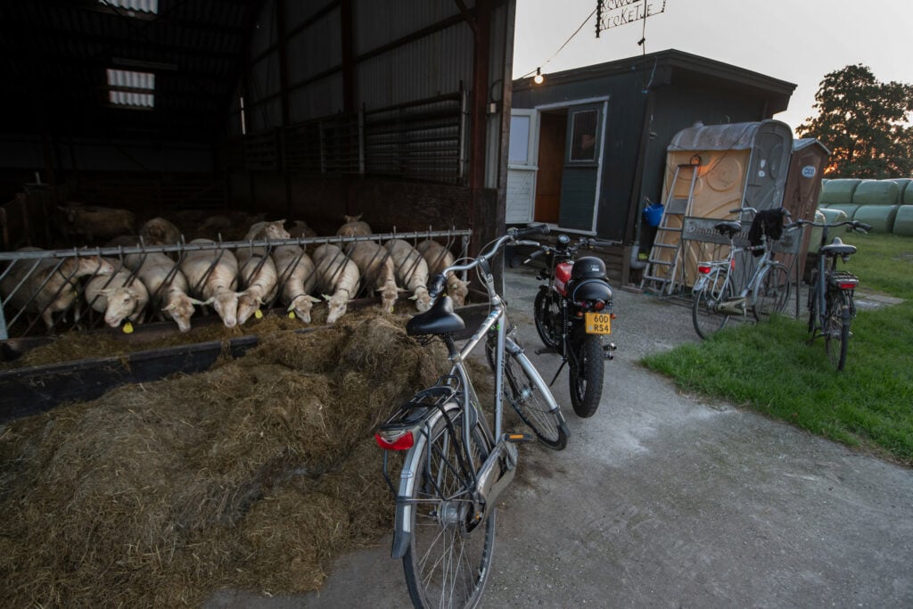 Is er bijvoorbeeld een nooduitgang? En is die vrij, of staan er allemaal fietsen voor geparkeerd?