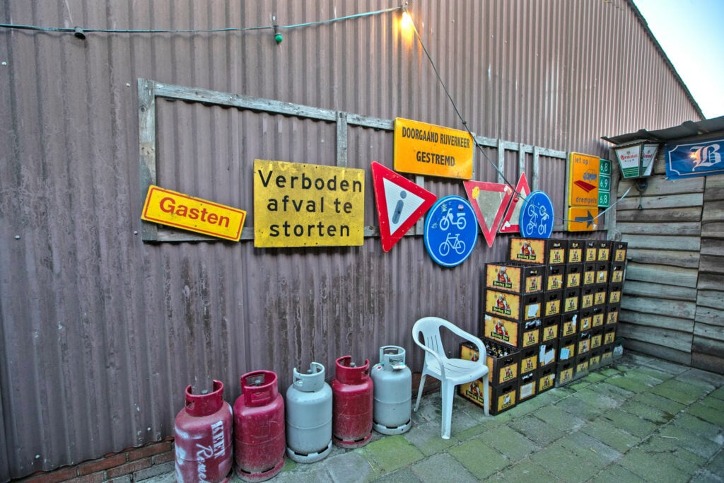 Lege kratten aan de achterkant van de keet. Verkocht wordt er niets, de bezoekers werken met een ruilsysteem.