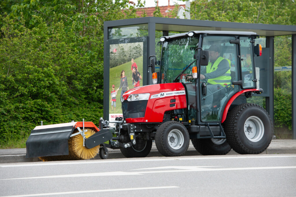De gebruikte elektromotor en accu van de elektrische trekker zijn zwaarder zijn dan die van de zwaarste E-tractor van Knegt. Het vermogen is nog niet exact bekend, maar zal tussen 45 en 60 pk komen te liggen. Meer details over de elektrische MF-trekker maakt Mechan pas bekend op vakbeurs ATH, van 11 tot en met 14 september in Biddinghuizen (Fl.).