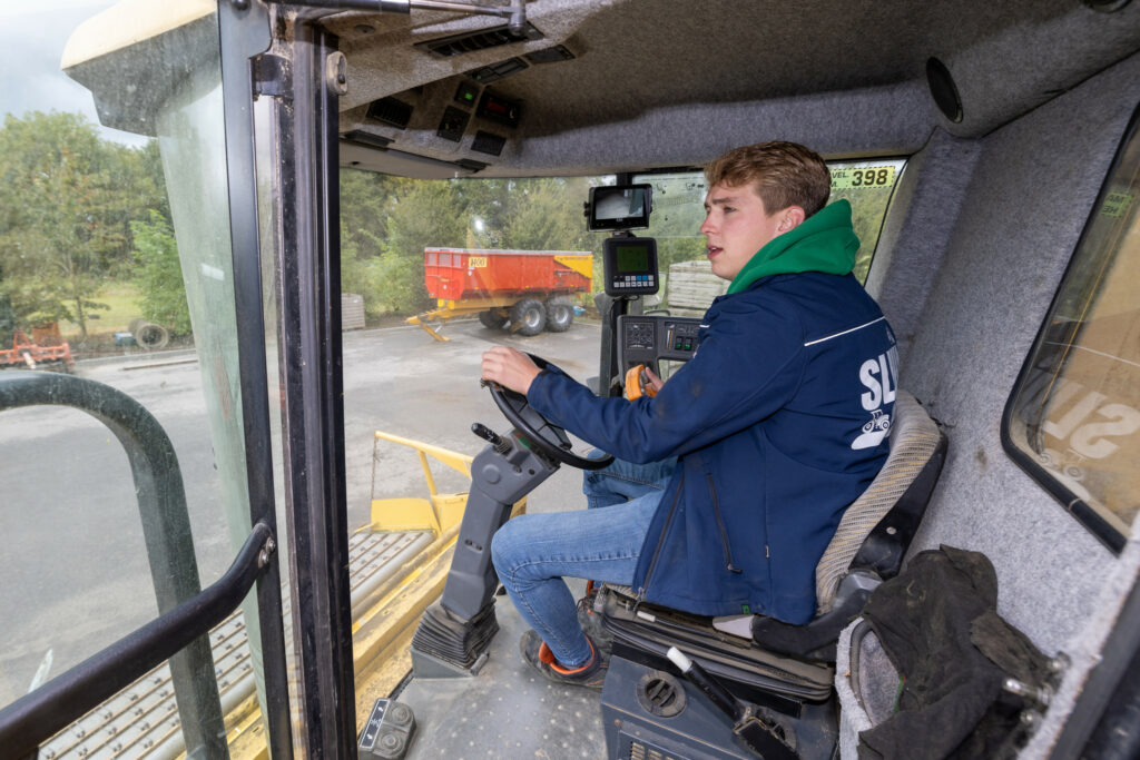 Mart rijdt de combine terug in de schuur.