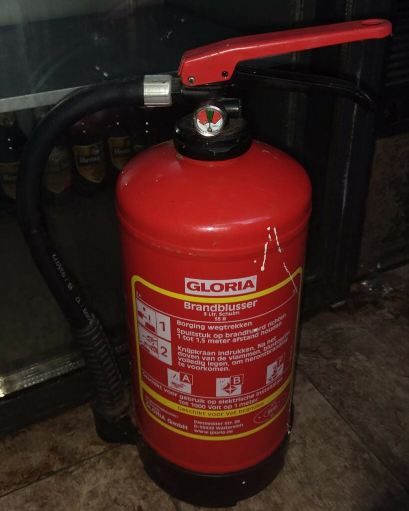 Kortsluiting en brand liggen op de loer. Is er trouwens een brandblusser aanwezig? En een rookmelder?