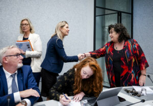 Femke Wiersma, minister van Landbouw, Visserij, Voedselzekerheid en Natuur, en Caroline van der Plas (BBB) voorafgaand aan een debat in de Tweede Kamercommissie Landbouw, Visserij, Voedselzekerheid en Natuur over het mestbeleid. Foto: ANP