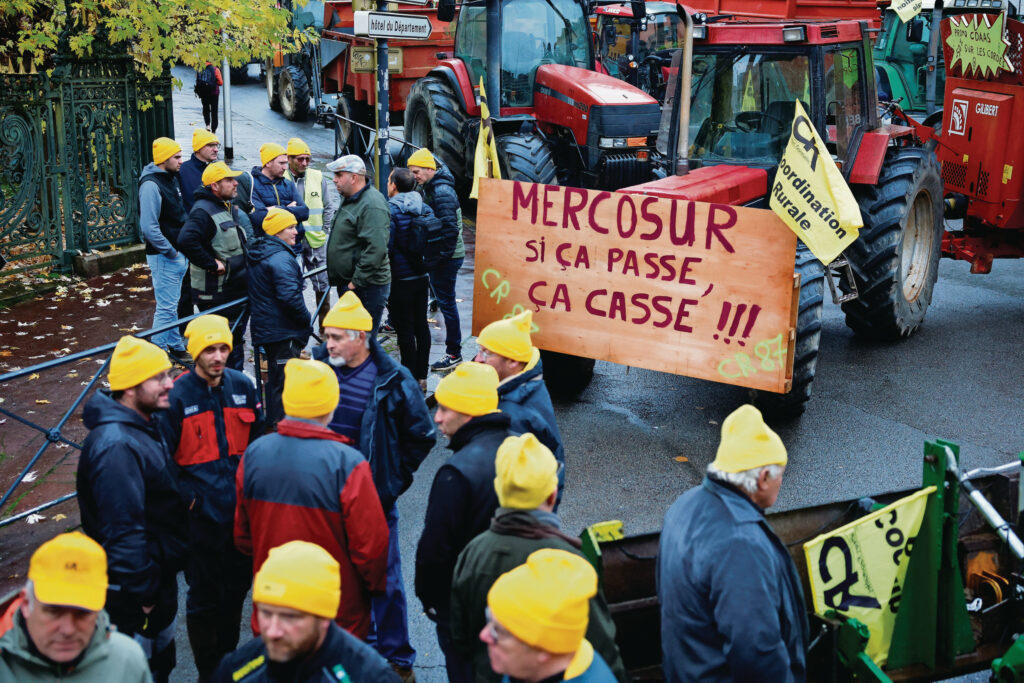 Franse boeren werpen in tientallen steden barricades op of blokkeren wegen. Foto: Reuters/Stephane Mahe