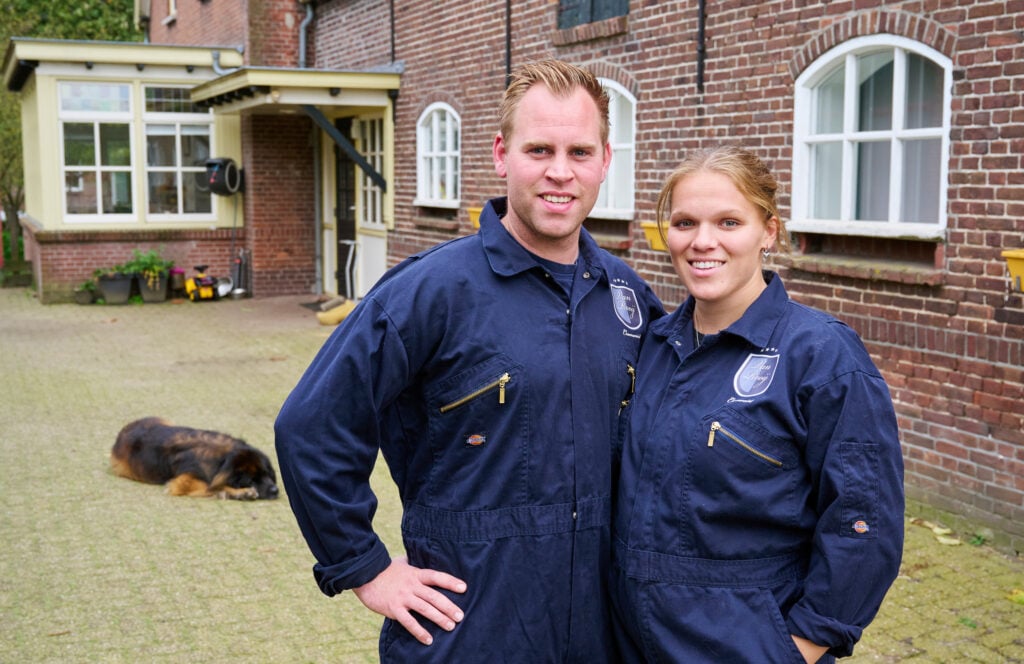 Stijn (27) en Rowena (26) van Rooij uit Cromvoirt (N.-B.) wonen samen met hun dochter Fieke (1,5) en een baby onderweg op een vleesveebedrijf met Belgische Blauwe en Black Angus-runderen. Ze zetten hun runderen af in de korte keten, door het vlees aan ambachtelijke slagers te verkopen door heel Nederland. Daarnaast is er 45 hectare landbouwgrond en 60 hectare in natuurbeheer waar de koeien grazen. www.weivlees.nl.