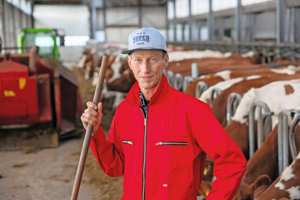 Piet van Dijk (57) heeft in Polsbroek (U.) een melkveebedrijf met zijn schoonzoon Rens (29) en dochter Hanneke (26). Foto: Herbert Wiggerman