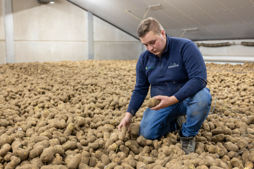 Thomas heeft samen met zijn vader een akkerbouwbedrijf van 270 hectare. Ze telen onder andere consumptie-aardappelen. Foto’s: Peter Roek