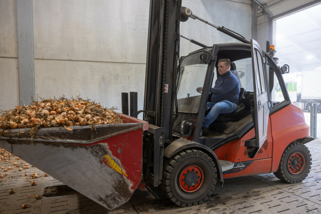 Drie jaar geleden is er een nieuwe bewaarschuur gezet voor op- en overslag. Naast gebruik voor henzelf bieden ze die ook aan voor derden. Foto: Peter Roek