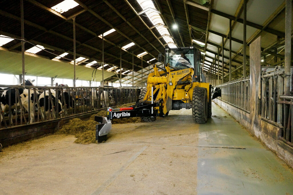 In de stal schuift de XL300 het voerpad aan. De kuilschuif kan 300 graden draaien zodat het blad andersom komt te staan en de schuif wendbaarder wordt.