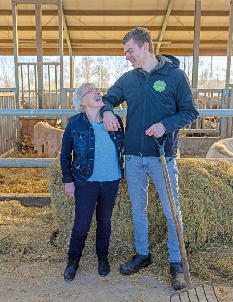 Annie en Hein delen niet alleen hun werk op de boerderij, maar ook hun plezier. Samen vormen ze een sterke schakel tussen generaties.