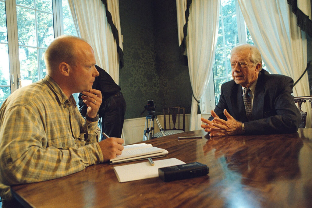 Den Haag, 13 oktober 1999. De Amerikaanse oud-president Jimmy Carter in gesprek met Agrarisch Dagblad-redacteur Jan Braakman. Foto Engel Lameijer