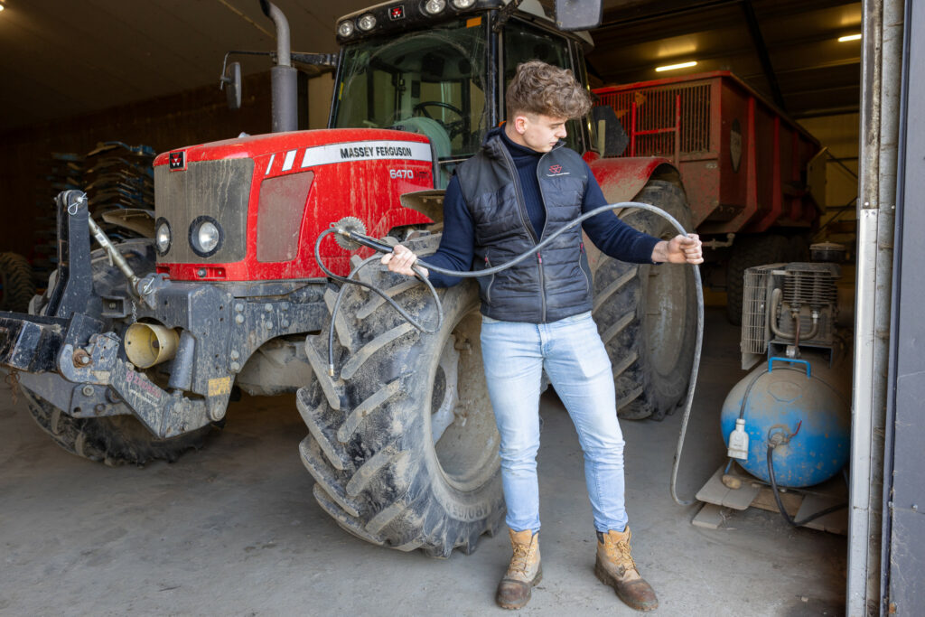 Tim houdt ervan om op de trekker zitten maar hij kijkt intussen ook naar de mogelijkheden van robotisering. Als het autonoom kan, staat hij daar zeker voor open. “Je krijgt dan meer tijd voor andere dingen die ook energie en voldoening geven.” Foto: Peter Roek