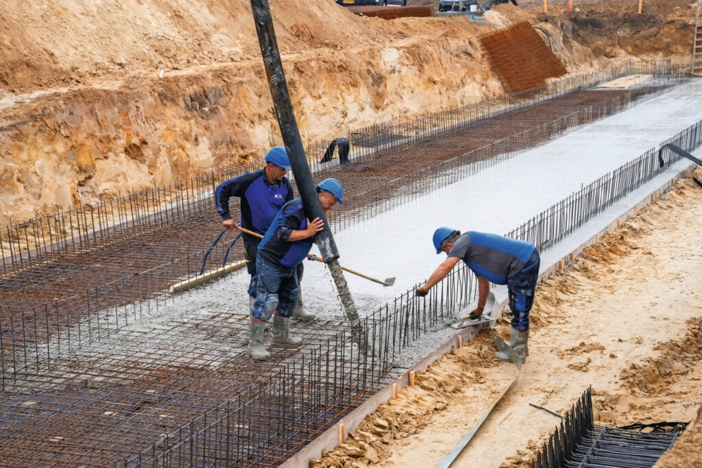 Beton storten voor nieuwbouw op een melkveebedrijf. Voor toekomstige uitbreidingen worden de regels qua vergunningverlening strenger. Foto: Bert Jansen