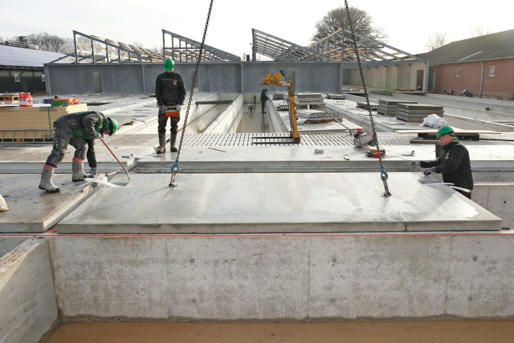 Nieuwbouw van een zeugenstal. Hoe groot de groep bedrijven is die de afgelopen jaren nieuw heeft gebouwd of hun bedrijf heeft aangepast via intern salderen, is nog lang niet helder. Foto: Hans Prinsen