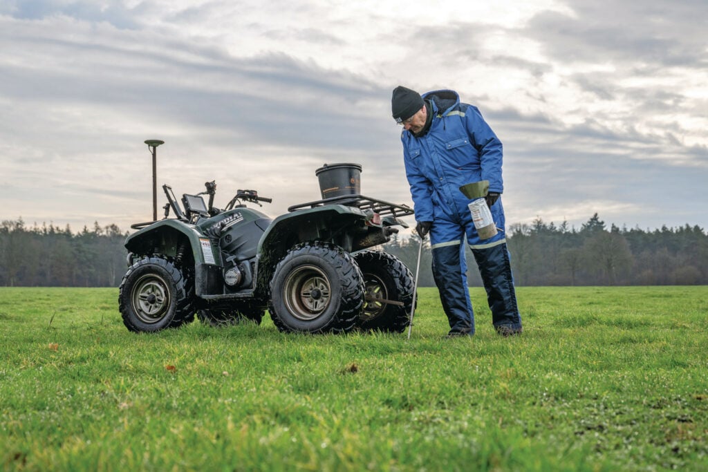 Geen enkele bodemscan levert absolute waarden op. De meetwaarden moeten altijd met grondmonsters gevalideerd worden. Terwijl de locaties van grondmonsters bij ‘traditionele’ bodembemonstering altijd at random zijn, bepaalt hier de scan de locaties. Foto: Michel Velderman