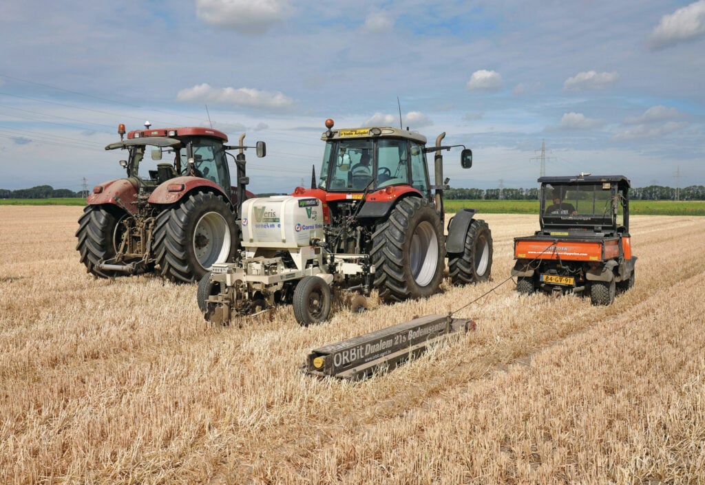 Drie verschillende bodemscanners op een rij tijdens een test in het kader van het project Nationale Proeftuin Precisielandbouw (NPPL). NPPL voerde twee keer zo’n vergelijkingsonderzoek uit waarvan de resultaten online terug te vinden zijn. Foto: Ruud Ploeg