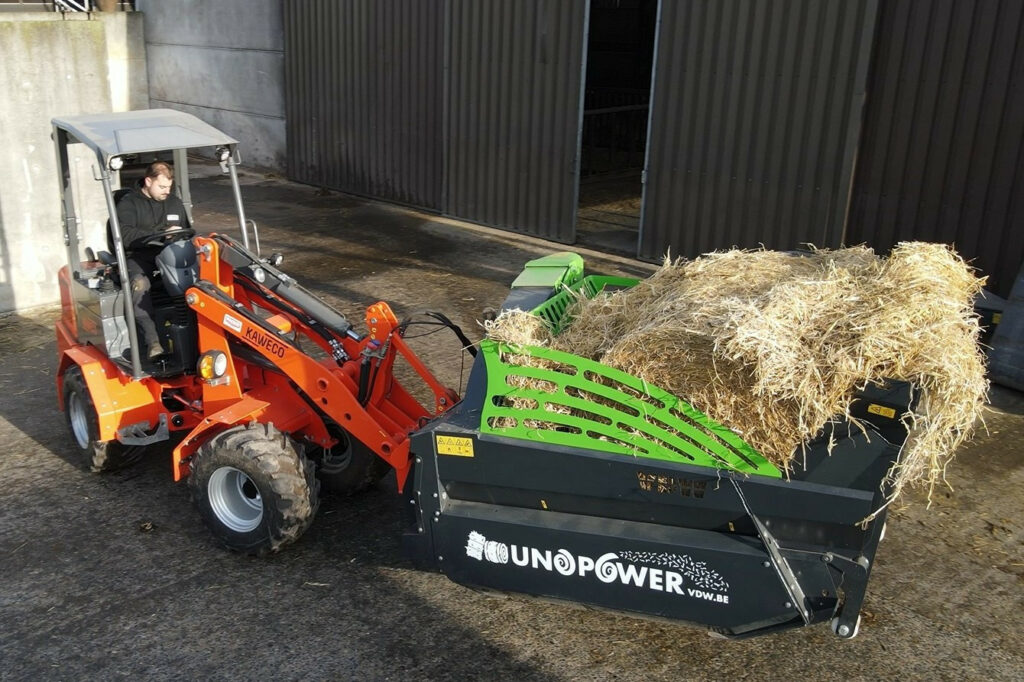 Stroblazer Uno Power weegt 700 kg en is 2,5 meter lang. Een middelgrote kniklader is volgens VDW Constructie voldoende om de stroblazer te hanteren.
