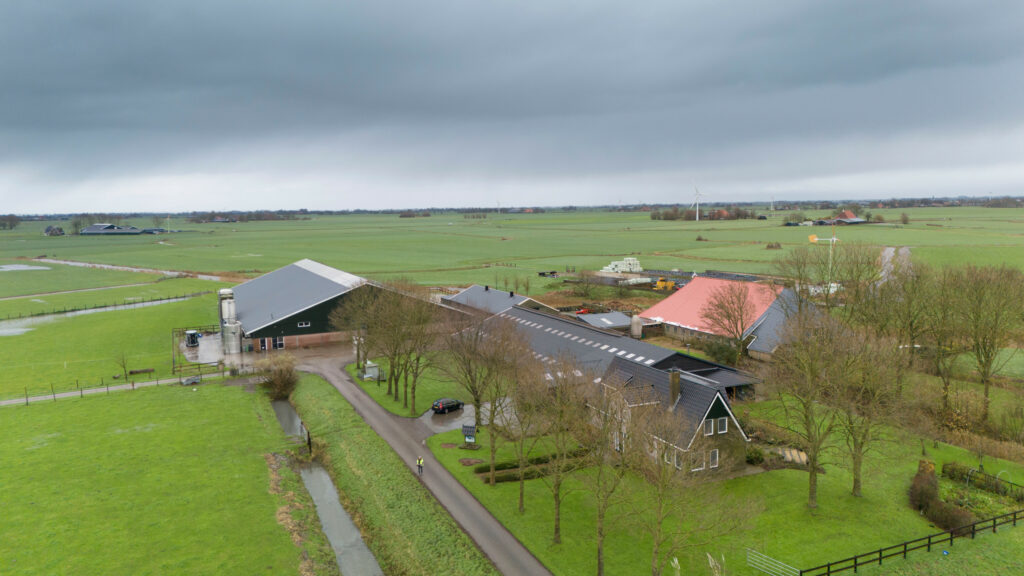 Luchtfoto van het melkveebedrijf van Piet en Ellen van Popta.