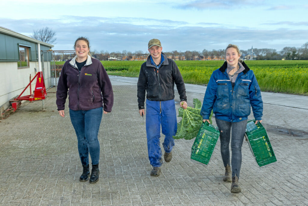 Lein in het midden met links zijn zus Annelies en rechts zus Doreen. Zij zitten ook in het bedrijf. De familie is flexibel, iedereen kan altijd bijspringen en elkaar vervangen als het nodig is. Foto: Peter Roek