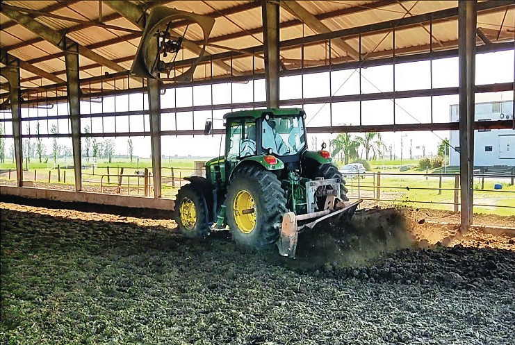Pindadoppen zijn de basis van de compost. Die wordt elke dag belucht. De compost wordt een keer per jaar verwijderd en opnieuw gestart.