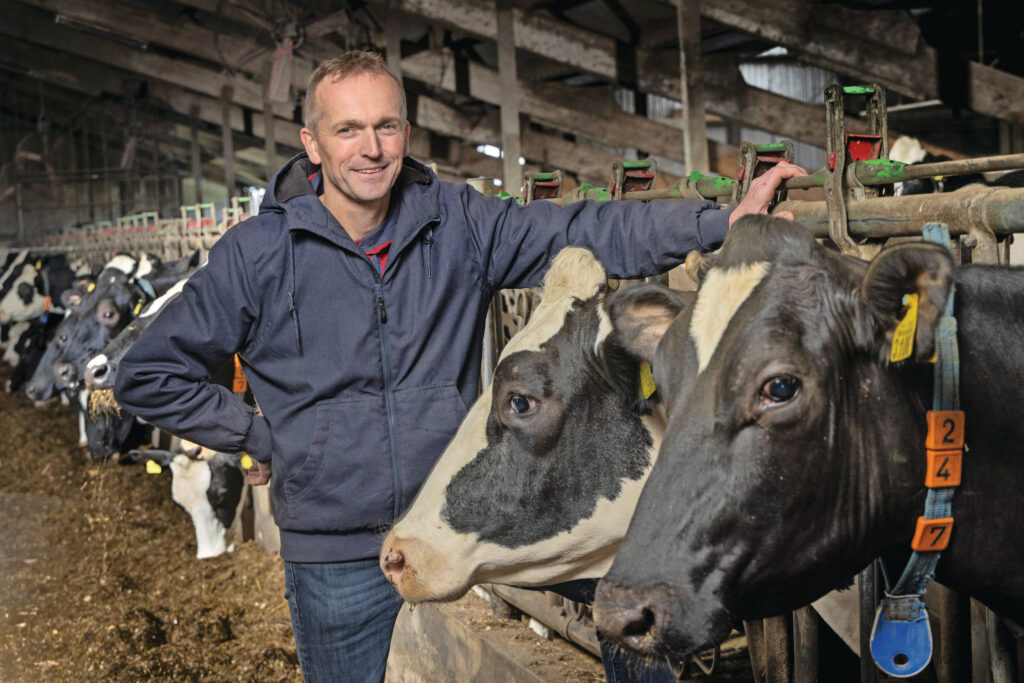 Remco van Dijke in Hellendoorn (Ov.) stalt jaarrond op en melkt 28.500 kilo per hectare.
