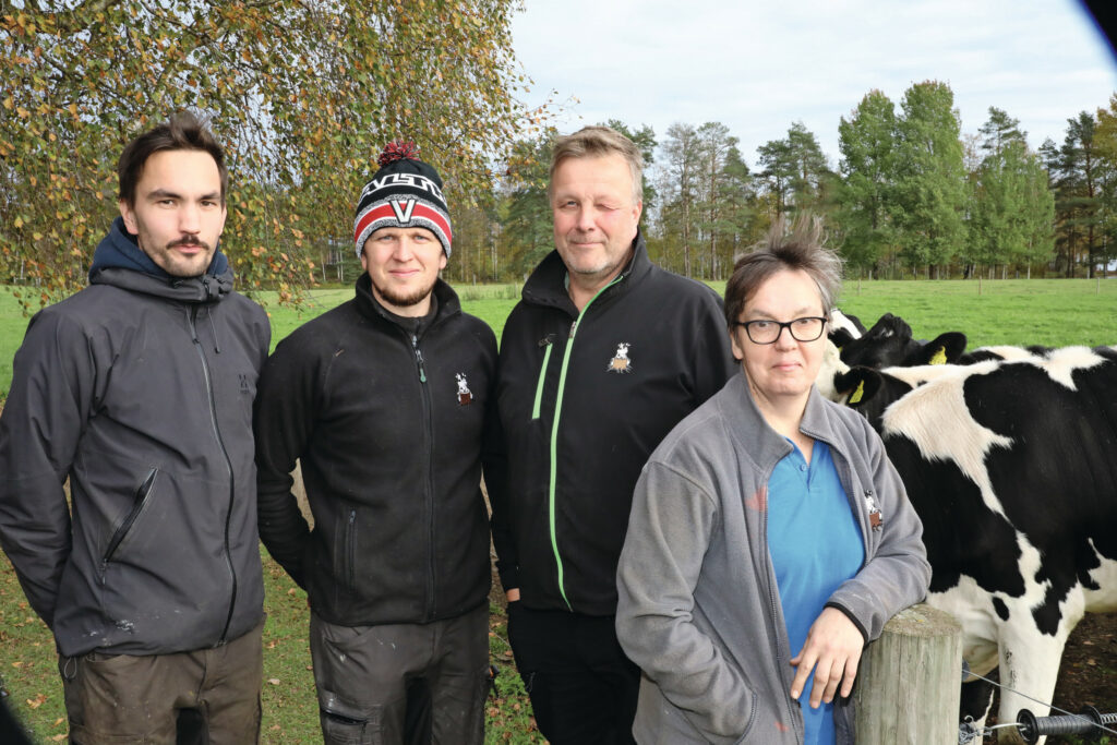 Joonas Kantoniemi (34), neef Ville Korhonen (34), Juha Kantoniemi (61) en zijn vrouw Kirsi (58) zijn de vier aandeelhouders in Kantoniemen Tila OY. Ze melken 350 koeien op 500 hectare.
