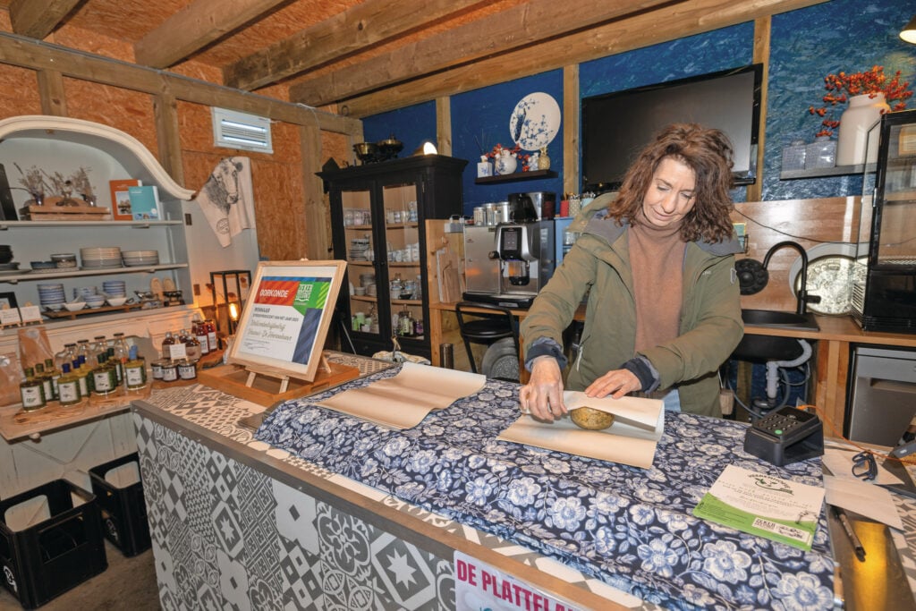 Mariëlle is vaak in de eigen winkel te vinden. Ze houdt van het contact met anderen, het liefst heeft ze de hele dag mensen over de vloer.