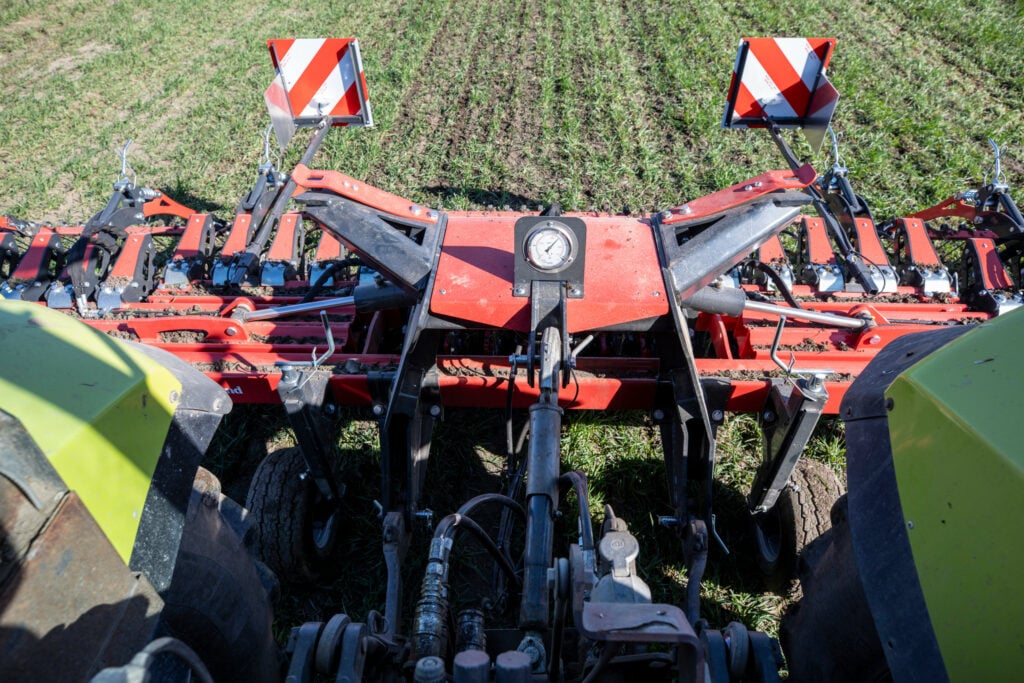 De hydrauliek van de trekker zet de cilinders op druk, waarbij een manometer aangeeft hoeveel kracht wordt uitgeoefend.