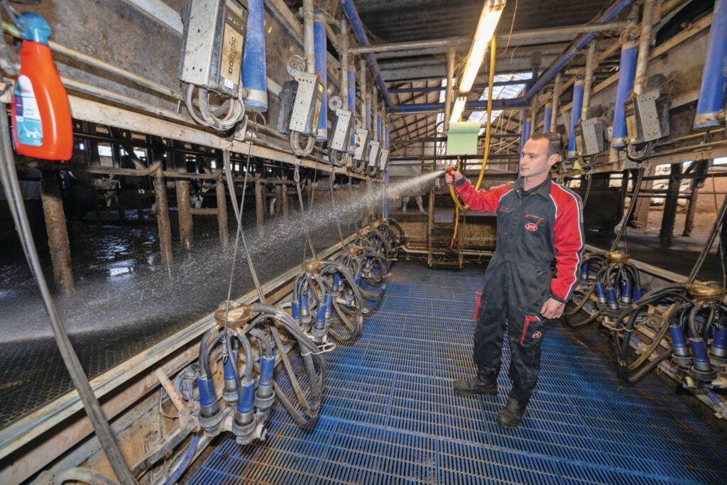 Nu staat er een rapid exit-melkstal, maar als het aan Martin ligt, komen daar ergens de komende jaren vier melkrobots voor in de plaats. Vanwege de flexibiliteit, maar ook omdat het melken nu fysiek best zwaar is.