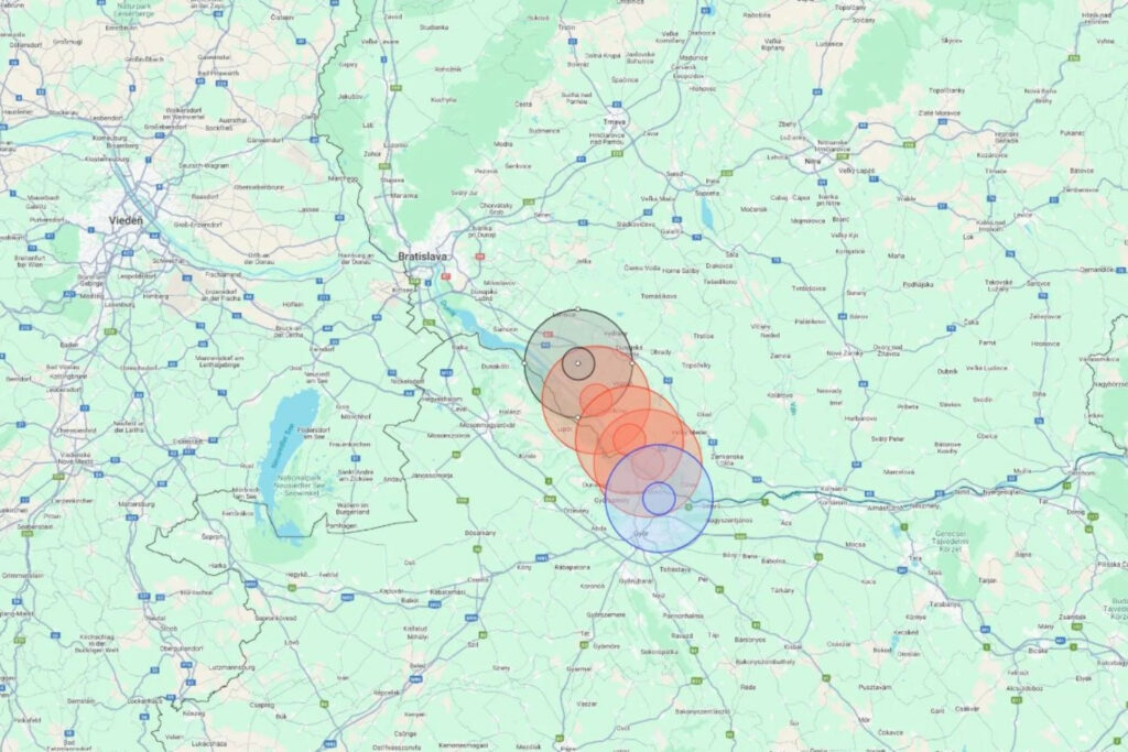 De uitbraken van mond-en-klauwzeer (MKZ) zijn geconcentreerd in het grensgebied van zuidwest-Slowakije en noordwest-Hongarije. Op de kaart zijn de vier besmette rundveebedrijven in Slowakije te zien, waaronder de meest recente uitbraak op een bedrijf met 279 dieren in Malý Lúč, district Dunajská Streda, op 25 maart 2025. Ook in Hongarije zijn inmiddels twee besmettingen bevestigd, waaronder één bij Kisbajcs, vlak over de grens. De bedrijven liggen binnen een straal van zo’n 30 kilometer van elkaar, in een bijna rechte lijn, en bevinden zich binnen elkaars 10-kilometerzones. Bron kaart: ŠVPS SR (Slowaakse veterinaire autoriteit), via https://www.svps.sk/stvrte-potvrdene-ohnisko-slak-v-sr/