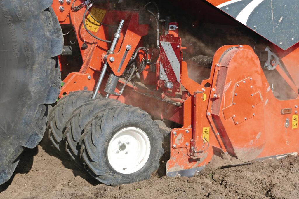 In het werk steunt de pootcombinatie aan de voorzijde op negen luchtbanden over de hele breedte. Hydraulische cilinders bedienen sensorgestuurd de bandenwals om de freesdiepte/hoeveelheid losse grond constant te houden.