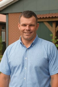 Jan Sebus Berghorst heeft in Dronten (Fl.) een melkveebedrijf met 935 melkkoeien, 600 stuks jongvee en 437 hectare grond in gebruik. Het jongvee staat deels op twee andere locaties. Berghorst werkt samen met akkerbouwers voor grondruil en mestplaatsing. Foto: Familie Sebus
