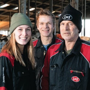 Julia Poppe (25) heeft met haar man, ouders en oom en tante een melkveebedrijf in Herfte (Ov.) Ze melken op 2 locaties 300 melkkoeien en hebben een locatie met 280 stuks jongvee. In totaal is 190 hectare in gebruik. Vorig jaar is 3,4 kilo miljoen melk afgeleverd. Foto: Ronald Hissink