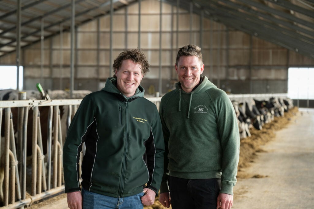Lars Kregel (l.) en zwager Sjoerd van der Helm runnen in Noord-Holland een melkveebedrijf met 320 melkkoeien op kleigrond.
