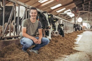 Stef Beltman (28) heeft in Broekland (Ov.) met zijn vrouw en ouders een melkveebedrijf met 150 melkkoeien, 80 stuks jongvee en 84 hectare grond in gebruik, naast losse grondafspraken. In 2024 is een kleine 1,8 miljoen melk afgeleverd. Foto: Sanne Stoel