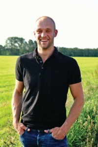 Stef van den Hurk (32) heeft in Heesch (N.-Br.) een melkveebedrijf met 320 melkkoeien en jongvee tot 1 jaar oud. Hij heeft in totaal 85 hectare grond in gebruik waarvan 50 hectare huiskavel. Hij produceerde vorig jaar 3,3 miljoen kilo melk met 6 melkrobots. Foto: Familie van den Hurk