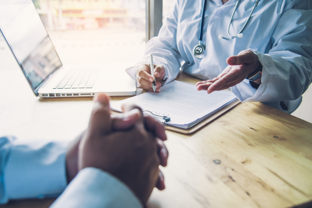 Boeren bellen niet makkelijk om de dokter te raadplegen dus als ze bellen, is de nood hoog. Foto: Canva