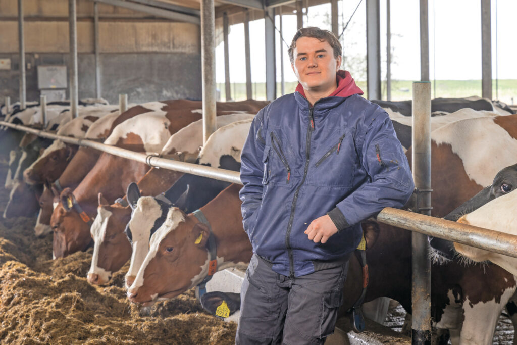 Gijs’ ouders houden 125 melkkoeien op 160 ha. Daarvan is 60 ha natuurgebied voor het weiden van jongvee.