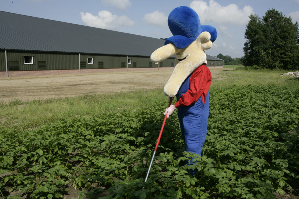 Opa was vanaf de eerste aflevering populair. Er werd zelfs een Opa-pak ontworpen zodat hij overal zijn opwachting kon maken. Van schoffelen tot prijsuitreikingen en zelfs de laatste Elfstedentocht, Opa was erbij. Dat succes had Henk nooit verwacht. Foto: Henk Riswick