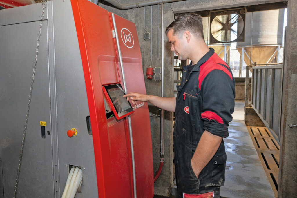 Melken gebeurt met 2 Lely A5-robots. Op dat punt is wat Dirk betreft geen verandering nodig. Meer koeien zou betekenen dat er nog een robot bij moet komen. Ook op andere punten stijgen dan de kosten. ‘Ik zie gewoon de meerwaarde niet van verder groeien.’