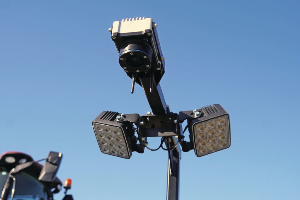 De RXF 900 heeft in totaal vijf camera’s voor de plantherkenning. Naast de camera’s zitten lampen, zodat de machine ook met minder of geen zonlicht planten kan herkennen.