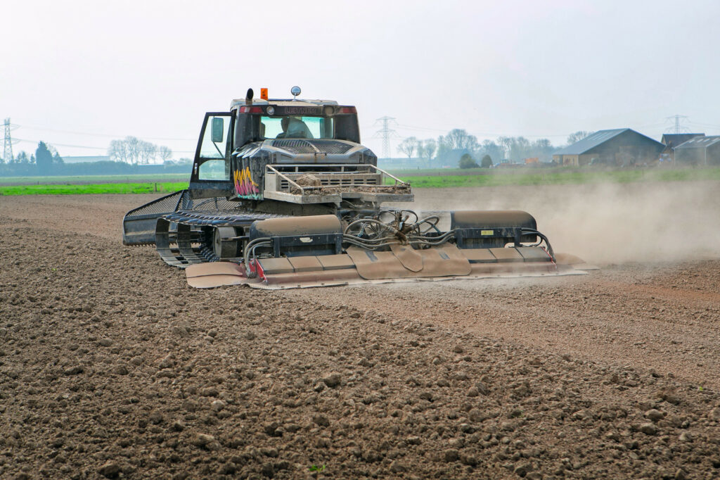 Archieffoto van een pistenbully aan het werk in Heinenoord. Henk Geerligs van LTO Noord ziet dankzij de minimale bodemdruk veel in het gebruik van dergelijke rupsvoertuigen met bijvoorbeeld 10 of 12 ton laadvermogen voor oogsttransport. Foto: Roel Dijkstra