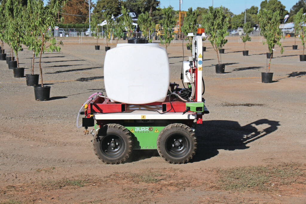 Van commerciële toepassingen voor het vervoer van onder meer (kratjes) geoogst hard- en zachtfruit, groenten en noten zijn al talrijke voorbeelden te vinden. Zoals Burro van het Amerikaanse Augean Robotics met in dit geval een spuitset op het platform. Foto: René Koerhuis