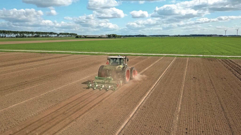 Het trekken van aardappelruggen op smalle onbereden stroken van 3 meter breed met vaste rijpaden. Het gros van de ongeveer zestig boeren die vaste rijpaden of seizoensrijpaden toepassen, telen biologisch.  Vaste rijpaden biedt vooral in de biologische sector meerwaarde in het eerder en nauwkeuriger kunnen bestrijden van onkruiden. Foto: Peter Roek