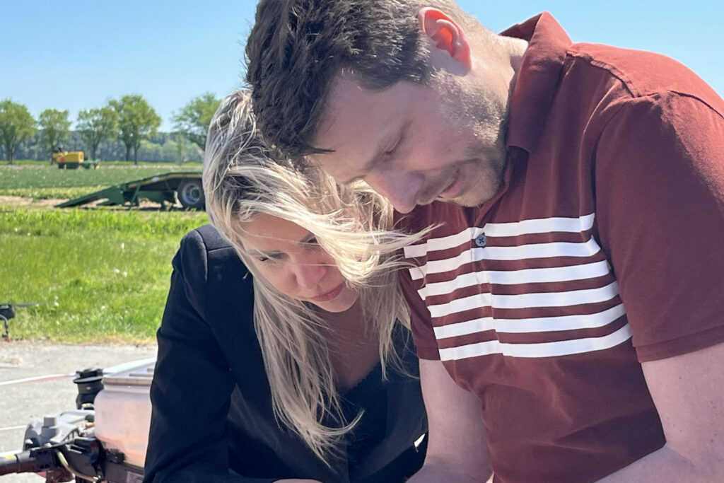 Landbouwminister Femke Wiersma kijkt samen met Arjan Jansma van drone- en Innovatiebedrijf Qlobel naar de mogelijkheden van dronetoepassingen in de landbouw.